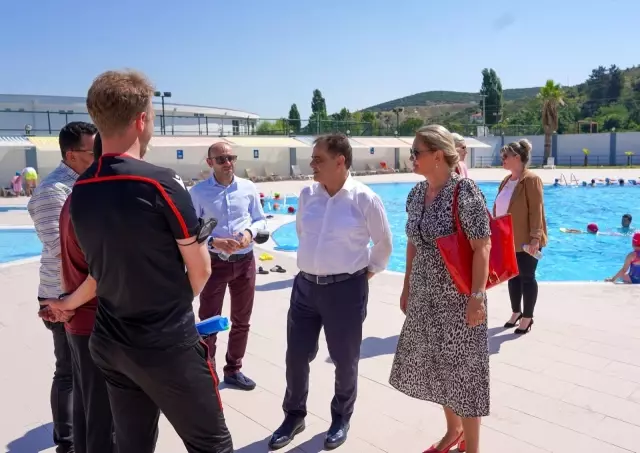Su eğlence dünyasındaki çocuklarla bir araya geldi
