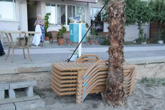 Süleymanpaşa'da plajda izinsiz kiralanan şezlonglar toplandı Süleymanpaşa'da plajda izinsiz kiralanan şezlonglar toplandı
