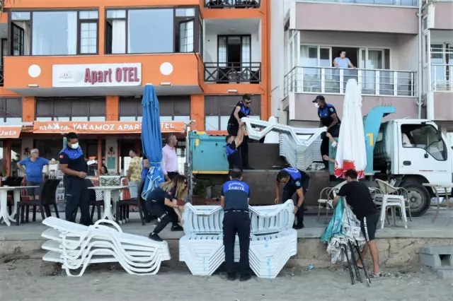 Süleymanpaşa'da plajda izinsiz kiralanan şezlonglar toplandı