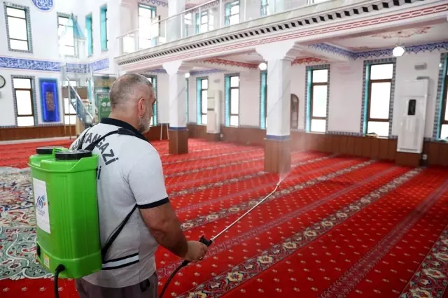 Sultangazi'deki camiler bayram öncesi gül suyu ile yıkandı