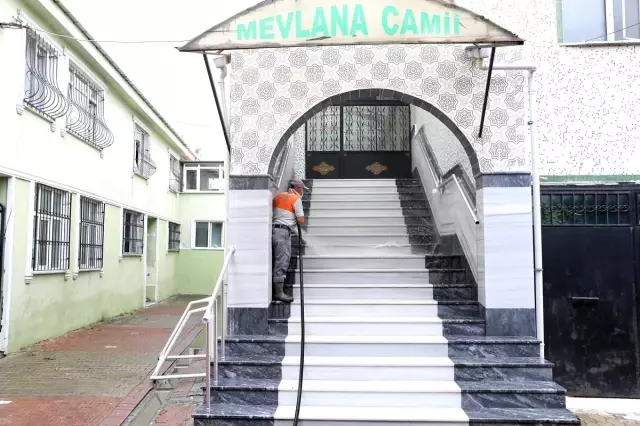 Sultangazi'deki camiler bayram öncesi gül suyu ile yıkandı