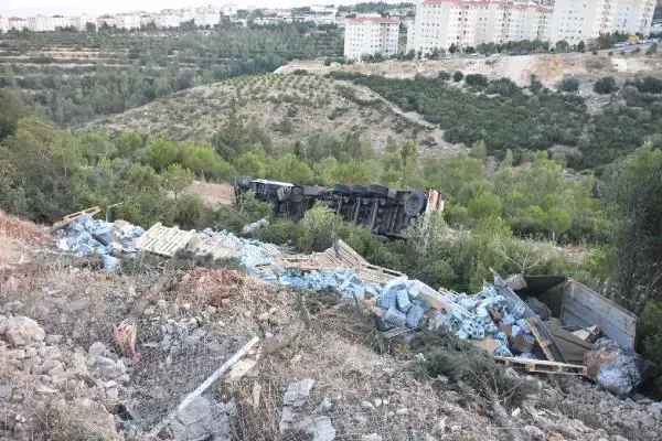 SÜRÜCÜSÜNÜN İÇİNDE UYUDUĞU TIR, HAREKET EDİP ORMANLIK ALANA DEVRİLDİ