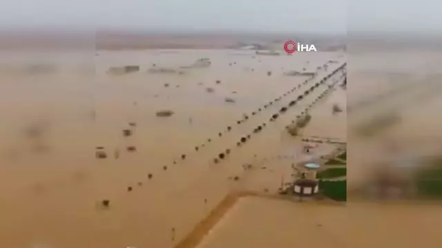 Son dakika haberleri: Suudi Arabistan'daki selde birçok kerpiç ev yıkıldı