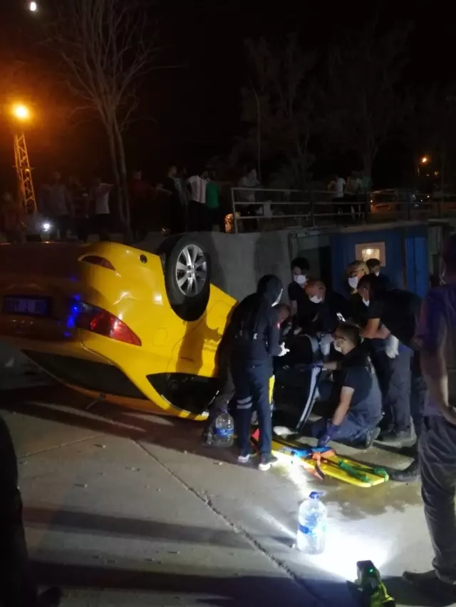 Takla atan taksinin şoförünü polis ve sağlık ekipleri kurtardı Takla atan taksinin şoförünü polis ve sağlık ekipleri kurtardı
