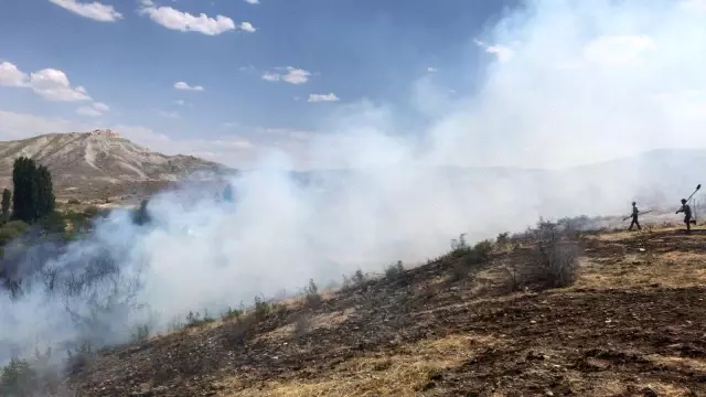 Tarlasındaki plastikleri yakmak isterken 6 hektarlık çalılık alanı küle çevirdi