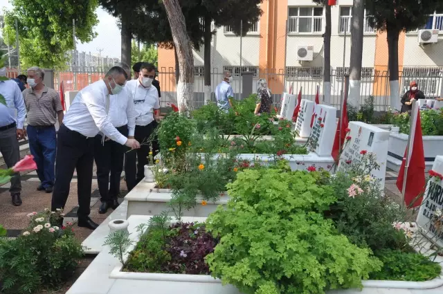 Tarsus Kaymakamı Kadir Sertel Otcu bayram ziyaretlerinde bulundu Tarsus Kaymakamı Kadir Sertel Otcu bayram ziyaretlerinde bulundu