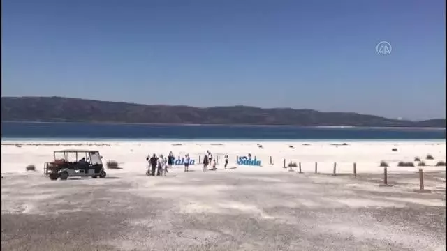 Tatilciler bayram arifesinde Salda Gölü'ne ilgi gösterdi Tatilciler bayram arifesinde Salda Gölü'ne ilgi gösterdi