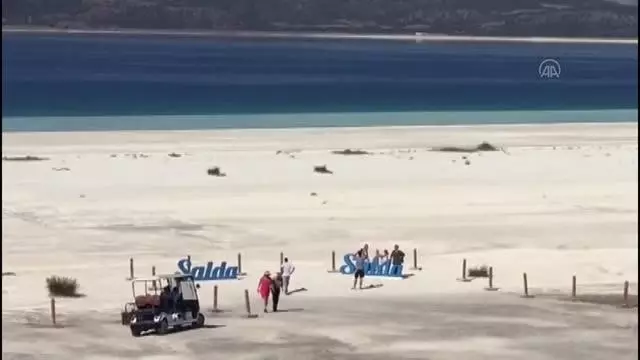 Tatilciler bayram arifesinde Salda Gölü'ne ilgi gösterdi