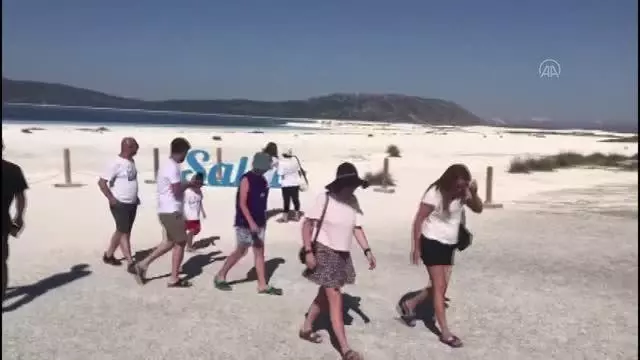 Tatilciler bayram arifesinde Salda Gölü'ne ilgi gösterdi