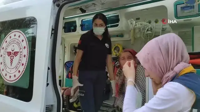 TEM'de kontrolden çıkan otomobil ağaçlık alana uçtu: 3 yaralı