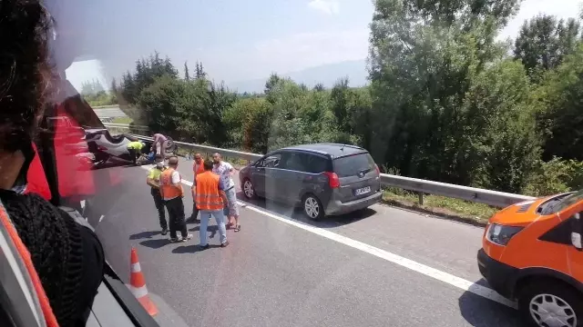 TEM'de park halindeki otomobile çarpan araç takla attı: 1 yaralı