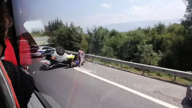 TEM'de park halindeki otomobile çarpan araç takla attı: 1 yaralı