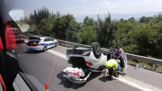 TEM'de park halindeki otomobile çarpan araç takla attı: 1 yaralı