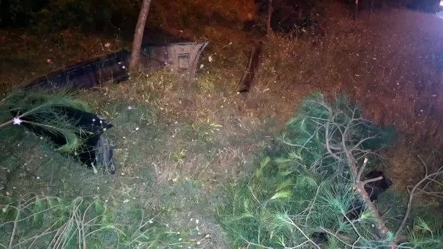 TEM Otoyolu'nda kontrolden çıkarak ağaçlık alana dalan otomobil takla attı: 1 yaralı