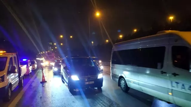 TEM Otoyolu'nda kontrolden çıkarak ağaçlık alana dalan otomobil takla attı: 1 yaralı