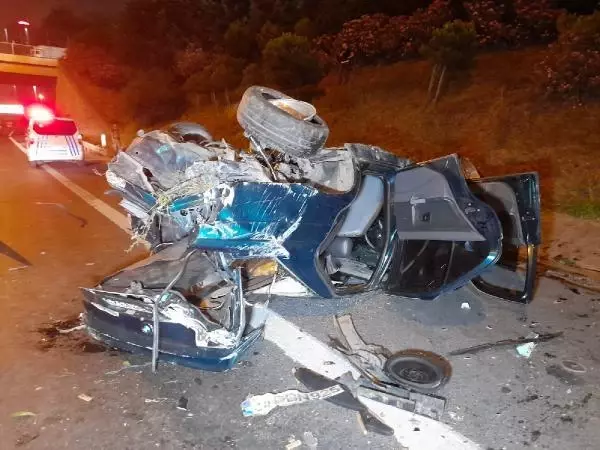 İSTANBUL-TEM OTOYOLU'NDA TAKLA ATIP HURDAYA DÖNEN OTOMOBİLDE BİR KİŞİ YARALANDI