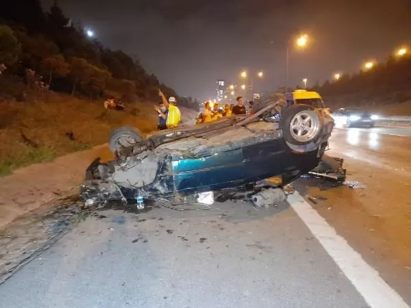 İSTANBUL-TEM OTOYOLU'NDA TAKLA ATIP HURDAYA DÖNEN OTOMOBİLDE BİR KİŞİ YARALANDI