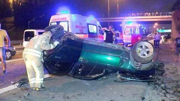 İSTANBUL-TEM OTOYOLU'NDA TAKLA ATIP HURDAYA DÖNEN OTOMOBİLDE BİR KİŞİ YARALANDI