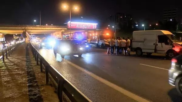 İSTANBUL-TEM OTOYOLU'NDA TAKLA ATIP HURDAYA DÖNEN OTOMOBİLDE BİR KİŞİ YARALANDI