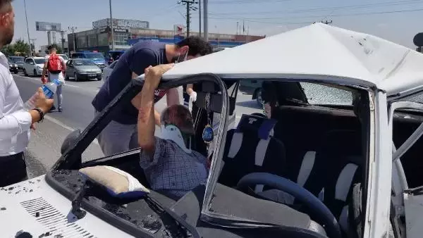 TERS YÖNDE İLERLEYEN OTOMOBİLLE MOTOSİKLET ÇARPIŞTI: 2 YARALI