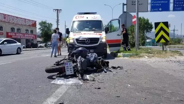 TERS YÖNDE İLERLEYEN OTOMOBİLLE MOTOSİKLET ÇARPIŞTI: 2 YARALI