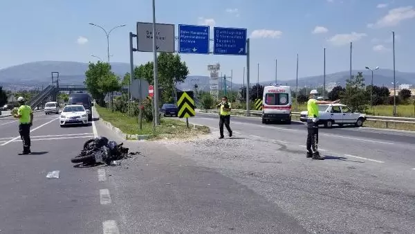 TERS YÖNDE İLERLEYEN OTOMOBİLLE MOTOSİKLET ÇARPIŞTI: 2 YARALI
