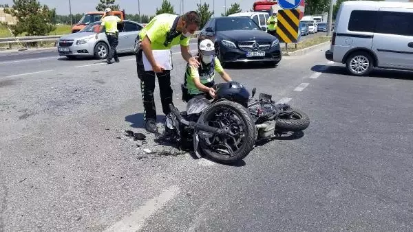 TERS YÖNDE İLERLEYEN OTOMOBİLLE MOTOSİKLET ÇARPIŞTI: 2 YARALI