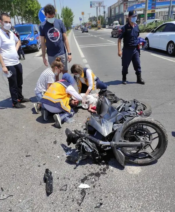 TERS YÖNDE İLERLEYEN OTOMOBİLLE MOTOSİKLET ÇARPIŞTI: 2 YARALI