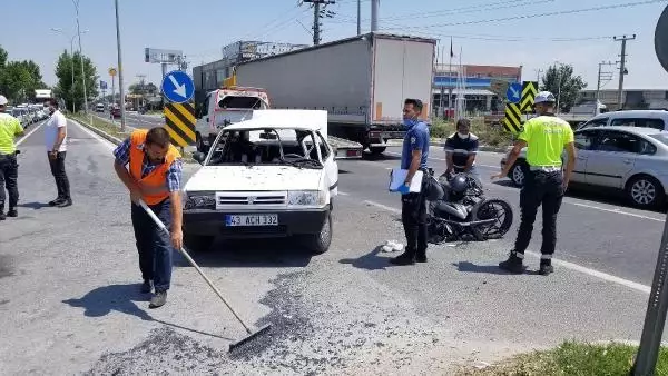 TERS YÖNDE İLERLEYEN OTOMOBİLLE MOTOSİKLET ÇARPIŞTI: 2 YARALI