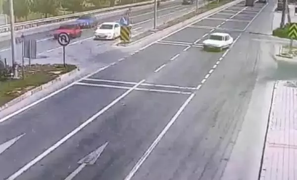 TERS YÖNDE İLERLEYEN OTOMOBİLLE MOTOSİKLET ÇARPIŞTI: 2 YARALI