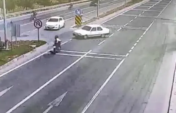 TERS YÖNDE İLERLEYEN OTOMOBİLLE MOTOSİKLET ÇARPIŞTI: 2 YARALI