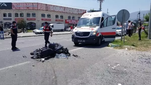 TERS YÖNDE İLERLEYEN OTOMOBİLLE MOTOSİKLET ÇARPIŞTI: 2 YARALI
