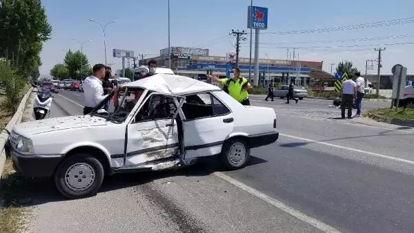 TERS YÖNDE İLERLEYEN OTOMOBİLLE MOTOSİKLET ÇARPIŞTI: 2 YARALI