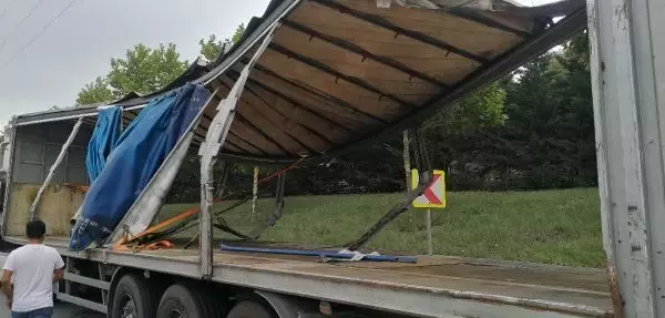 TIR DORSESİNDEN KAYAN YÜZLERCE DOLU DAMACANA YOLA DEVRİLDİ TIR DORSESİNDEN KAYAN YÜZLERCE DOLU DAMACANA YOLA DEVRİLDİ