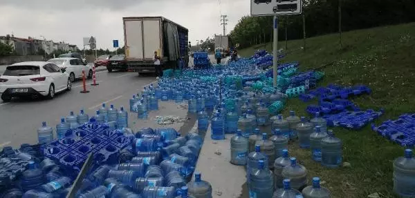TIR DORSESİNDEN KAYAN YÜZLERCE DOLU DAMACANA YOLA DEVRİLDİ