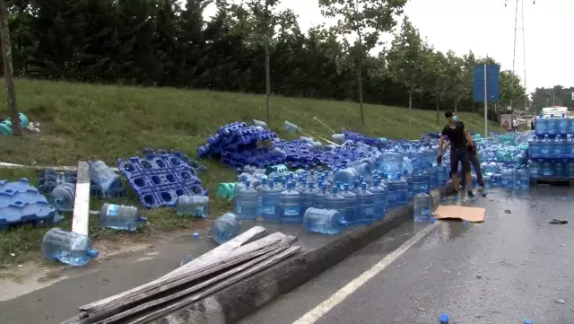 Tırın dorsesi çöktü, su damacanaları yola saçıldı Tırın dorsesi çöktü, su damacanaları yola saçıldı