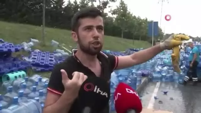 Tırın dorsesi çöktü, su damacanaları yola saçıldı