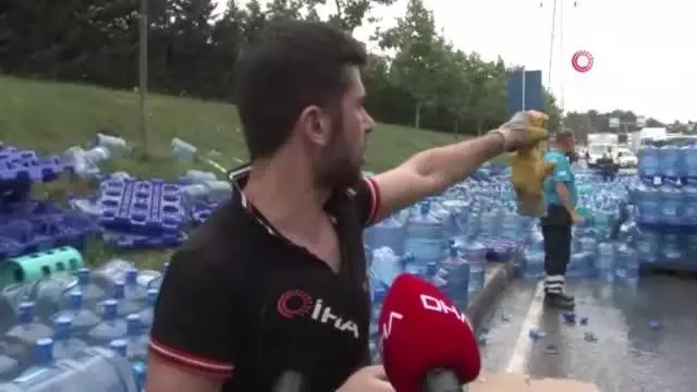 Tırın dorsesi çöktü, su damacanaları yola saçıldı