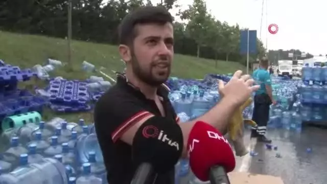 Tırın dorsesi çöktü, su damacanaları yola saçıldı