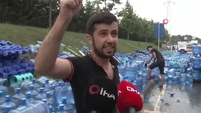 Tırın dorsesi çöktü, su damacanalarını yola saçıldı Tırın dorsesi çöktü, su damacanalarını yola saçıldı