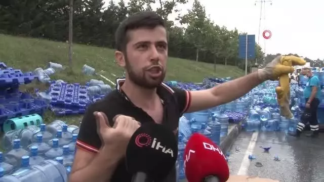 Tırın dorsesi çöktü, su damacanalarını yola saçıldı