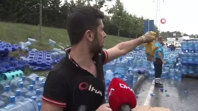 Tırın dorsesi çöktü, su damacanalarını yola saçıldı