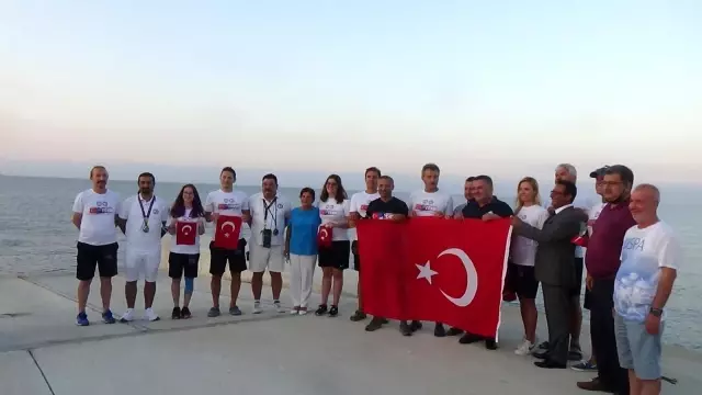 Türk Bayrağı kulaçlarla Kıbrıs'a taşınacak