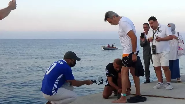 Türk Bayrağı kulaçlarla Kıbrıs'a taşınacak