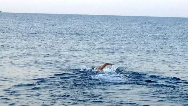 Türk Bayrağı kulaçlarla Kıbrıs'a taşınacak
