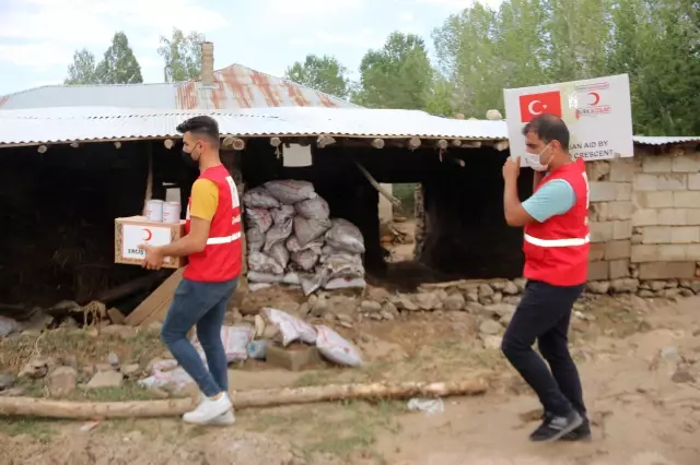 Türk Kızılay'dan Van'daki selden zarar gören vatandaşlara gıda ve kıyafet yardımı Türk Kızılay'dan Van'daki selden zarar gören vatandaşlara gıda ve kıyafet yardımı