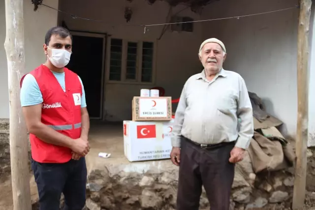 Türk Kızılay'dan Van'daki selden zarar gören vatandaşlara gıda ve kıyafet yardımı