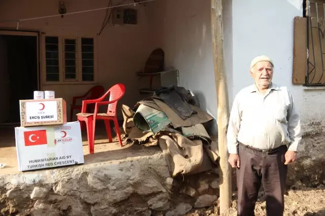 Türk Kızılay'dan Van'daki selden zarar gören vatandaşlara gıda ve kıyafet yardımı