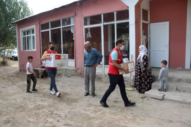 Türk Kızılay'dan Van'daki selden zarar gören vatandaşlara gıda ve kıyafet yardımı