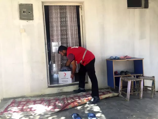 Türk Kızılay Derneği Hazro'da yoksul ailelere gıda kolisi dağıttı